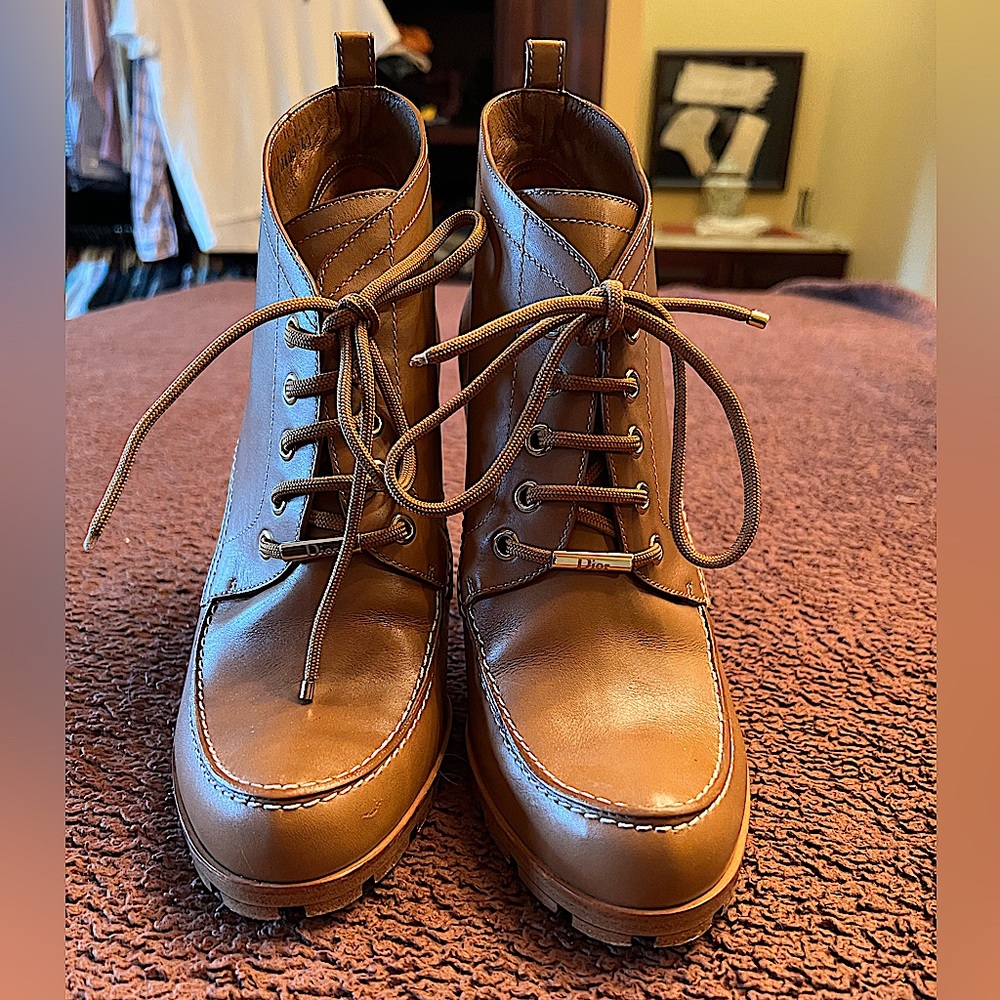 Dior leather lace up ankle boots! Size 40. Camel color